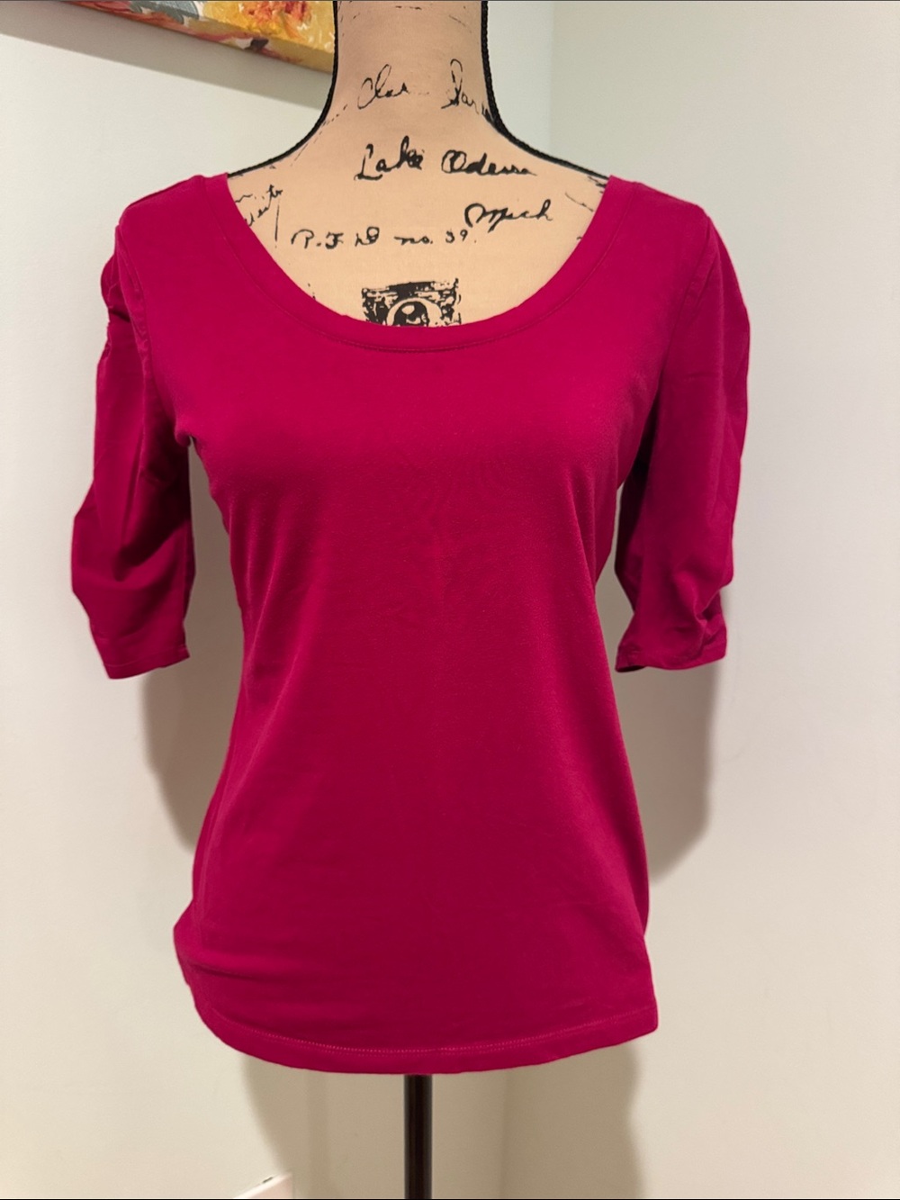 New York & Co. size medium Women’s Scoop Neck Elbow Sleeve Top - Fuchsia